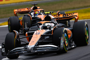 MCLAREN MCL60 N°4 McLaren 2ème GP Angleterre 2023 Lando Norris avec pit board