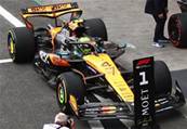 MCLAREN MCL39 N°4 McLaren Formula 1 Team Vainqueur GP Brésil 2025 Lando Norris avec board numéro